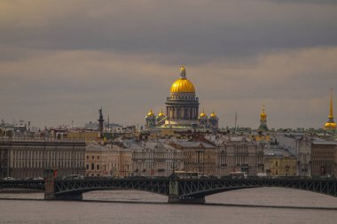 St. Petersburg şehri panoraması. Kış Sarayı 'na, Deniz Kuvvetleri' ne ve St. Isaac Katedrali 'ne bakan setten.