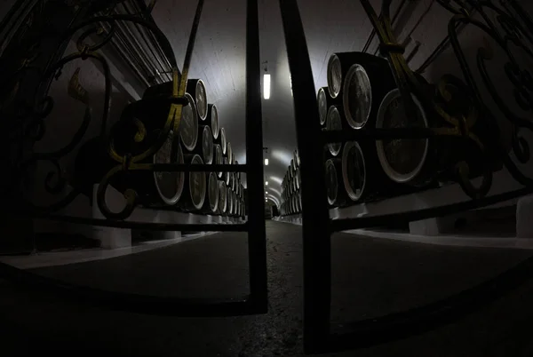 酒桶存放在地下室的工厂里 — 图库照片