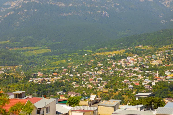 Temmuz Ayında Yalta Kenti Yakınlarındaki Kırım Yarımadasında Bir Köy Dağların — Stok fotoğraf