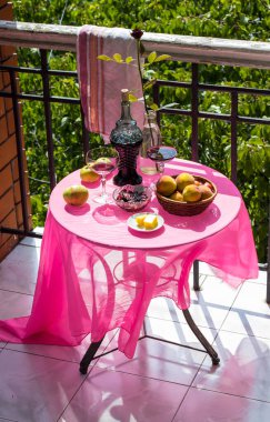 Verandada sakin bir hayat yaz öğleden sonra şarapla hafif bir öğle yemeği, Rusya 'nın güneyinde. Şarap tatma..