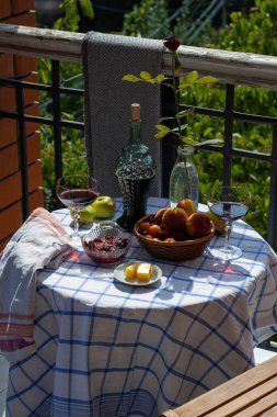 Verandada sakin bir hayat yaz öğleden sonra şarapla hafif bir öğle yemeği, Rusya 'nın güneyinde. Şarap tatma..