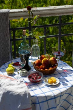 Verandada sakin bir hayat yaz öğleden sonra şarapla hafif bir öğle yemeği, Rusya 'nın güneyinde. Şarap tatma..