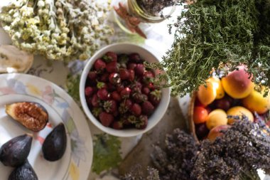 Bitkiler ve meyvelerle dolu bir sabah. Kahvaltıda çay saati. Yazın güneyde