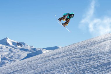 Kış tatilleri karda, kayakçı.