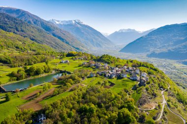 Valtellina (IT), Teglio, Somasassa köyünün havadan görünüşü