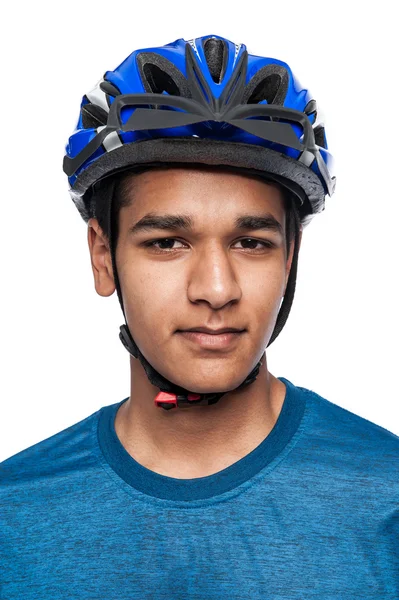 Garçon en casque de vélo bleu . — Photo