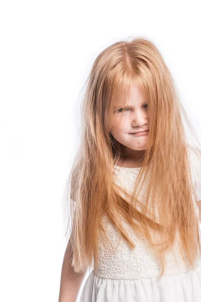 Louco jovem menina escondido atrás de lotes de cabelo . — Fotografia de Stock