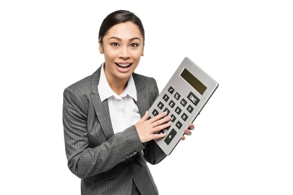 Улыбающаяся женщина с большим калькулятором — стоковое фото