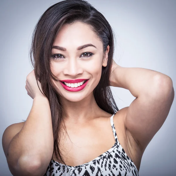 Retrato de estúdio de beleza muito sorridente — Fotografia de Stock