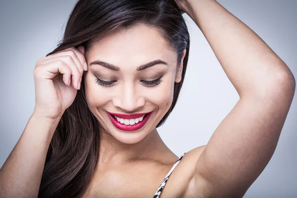 Tímida belleza juguetona en retrato de estudio —  Fotos de Stock