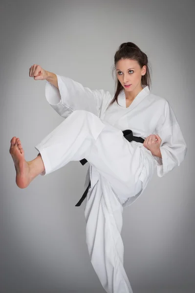 Sparka Punch själv försvar kvinna i Karate träning. Royaltyfria Stockfoton