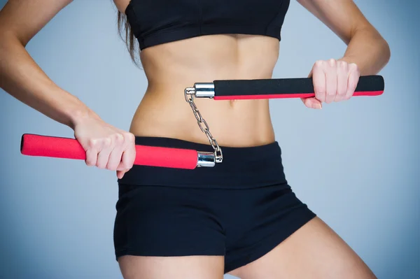 Mulher treinando com Nunchaku Imagens De Bancos De Imagens Sem Royalties