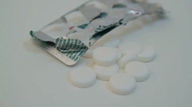 Masadaki beyaz haplar.