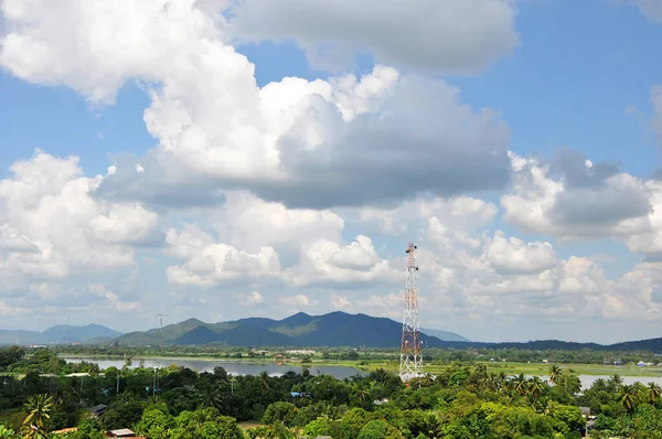 Tayland Bulutlu Gökyüzünün Altında Palmiyeler Nehir Yeşil Tepelerle Tropik Bir — Stok fotoğraf