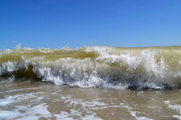 Green Wave Foam Crushing Beach Clear Blue Sky — Stock Photo, Image