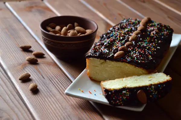 Lviv Syrnyk - geleneksel Ukrayna fırınlanmış peynirli kek badem, çikolata ve ahşap masa üzerinde renkli üst, seçici odaklı