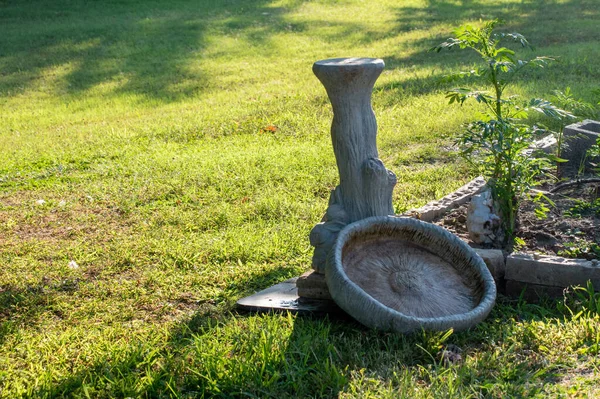 Fågelbadet Cement Blev Tillfälligt Värdelöst När Skålen Föll Till Marken — Stockfoto