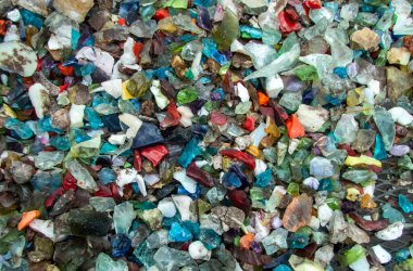 Çok renkli küçük cam parçaları hafif bokeh etkisine sahip güzel bir arkaplan ya da doku oluşturur.