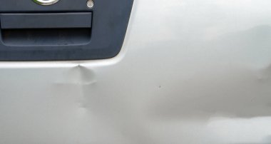 Çamurluk kazasında gümüş renkli bir kuyruk yürüyüşü olmuş. Kamyonun görünümü için biraz araba tamiri yararlı olabilir.. 