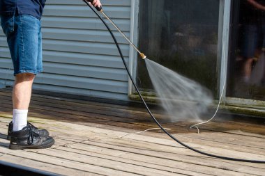 Missouri 'nin kuzey tarafındaki küf büyümesi ev sahibi ve iyi bir elektrik süpürgesi tarafından temizleniyor..