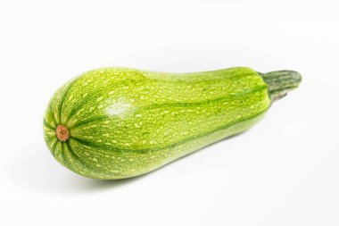 İzole, olgun yeşil kabak beyaz arka planda, yakın planda.