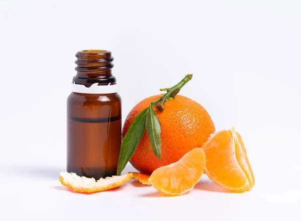 Isolado, frasco de vidro com pipeta e tangerina sobre fundo branco — Fotografia de Stock