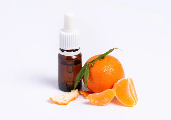Izolát, skleněná injekční lahvička s pipetou a mandarinkou na bílém pozadí — Stock fotografie