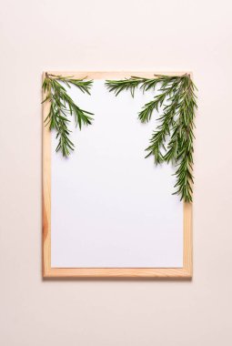 Üst görünüm, biberiye dallı beyaz kağıt yaprak