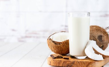 Pankart, beyaz ahşap masada hindistan cevizi sütü