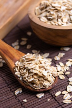 Tahta kaşıkta yulaf ezmesi. Masanın üstünde. Yakın plan.