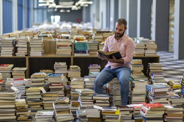 Студент Колледжа Читает Книги Библиотеке — стоковое фото