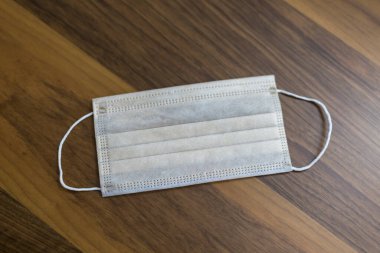 Maske ve şırınga tahtada.