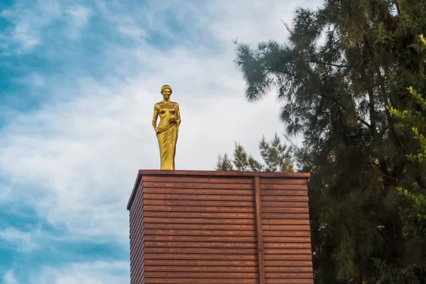 Antalya / Türkiye - 24 Kasım 2020 Altın Portakal Festivali heykeli Antalya Büyükşehir Belediyesi tarafından üstgeçitlere dikildi