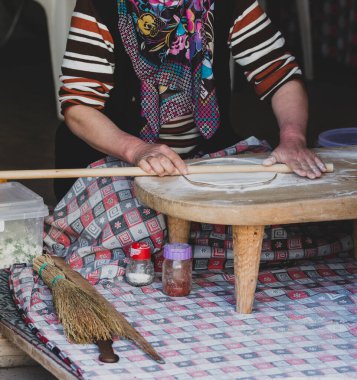 Türkiye 'de çedar peyniri ile gozleme yapan köylü bir kadın
