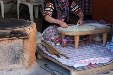 Türkiye 'de çedar peyniri ile gozleme yapan köylü bir kadın
