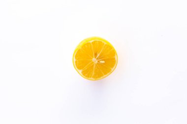 Beyaz arka planda yarım limon kesimi