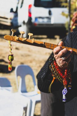 Yaşlı bir köylünün eli ve Türkiye 'de enstrüman çalıyor