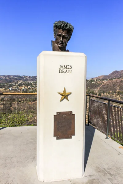 ロサンゼルス アメリカ 2014 ハリウッド グリフィス天文台の庭で有名な俳優ジェームズ ディーンの胸像 — ストック写真