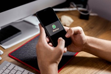 Antalya, TURKEY - 10 Ocak 2021 iPhone 11 akıllı telefon ekranında Whatsapp logosu görülüyor.