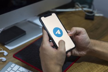 Antalya, TURKEY - 10 Ocak 2021 iPhone 11 akıllı telefon ekranında Telegram logosu görülüyor.