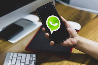 Antalya, TURKEY - 10 Ocak 2021 iPhone 7 + Whatsapp logosunu gösteren akıllı telefon ekranı.