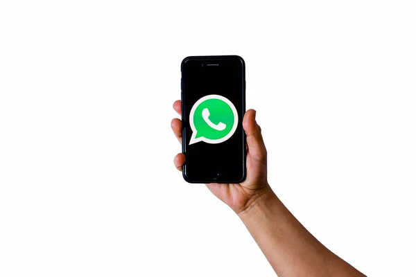 Antalya, TURKEY - 10 Ocak 2021 iPhone 7 + Whatsapp logosunu gösteren akıllı telefon ekranı.