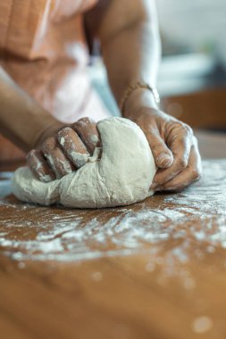 Türkiye 'de ahşap bir masada para kazanan bir kadının elleri