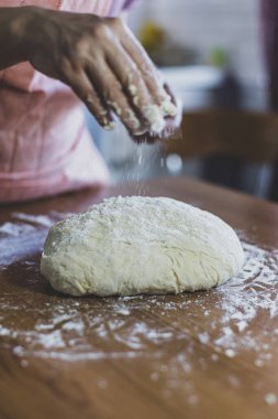 Türkiye 'de ahşap bir masada para kazanan bir kadının elleri