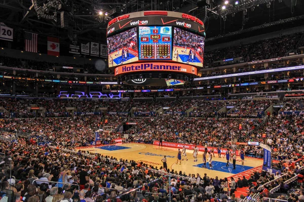 Los Angeles-ABD, 03.13.2014: Los Angeles basketbol takımından bir oyuncu, maçlarını ABD 'de oynadığı Staples Center' da oynadı.