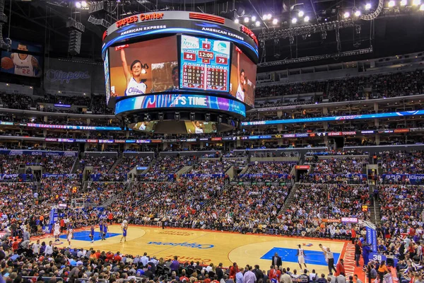 Los Angeles-ABD, 03.13.2014: Los Angeles basketbol takımından bir oyuncu, maçlarını ABD 'de oynadığı Staples Center' da oynadı.
