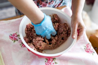 Köfte yapmak için köfte karışımı karıştırıyorum.