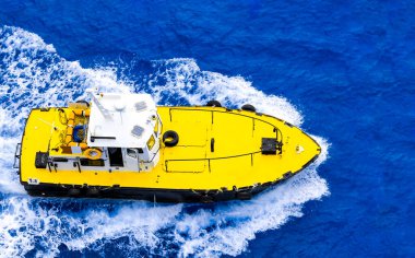 Bahamalar 'da okyanusun mavi sularında yelken açan bir gemi rehberi.