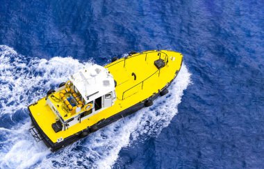 Bahamalar 'da okyanusun mavi sularında yelken açan bir gemi rehberi.