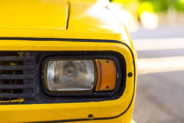 Türkiye 'de antika sarı bir arabanın ön ışık ayrıntıları